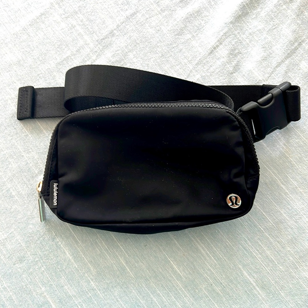Lululemon 1L Belt Bag - black - like new!
